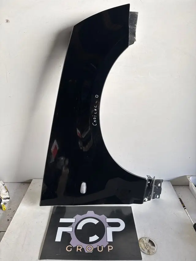 Aleta delantera derecha para Cadillac SRX. 200-2009 Color negro. Referencia original : 88890928 RH